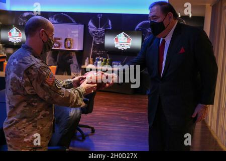 David Baker, à droite, président et chef de la direction du Pro football Hall of Fame, présente Brig.Le général John C. Hafley, commandant adjoint, 88e Readiness Disivion, avec « The Duke », un footballeur autorisé par la NFL lors d'une visite dans les installations de Canton, Ohio, le 28 janvier 2021.La visite a aidé à repousser le lien entre la Réserve de l'armée américaine et le Temple de la renommée et a été l'occasion pour Hafley et Baker de discuter des façons de travailler ensemble à l'avenir avec deux organisations. Banque D'Images