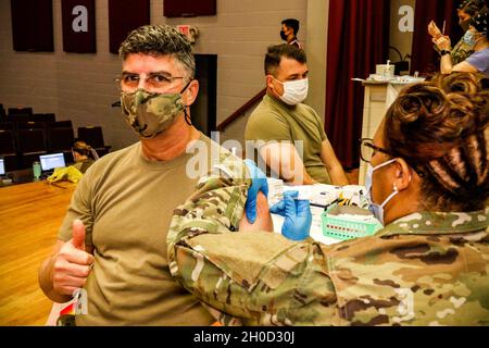 Base aérienne de Shaw, SC (janv28, 2021) soldats affectés au Centre de l'Armée des États-Unis (USARCENT), recevant le vaccin contre le coronavirus (COVID-19) des membres du 20e Groupe médical de la United States Air Force au théâtre de la base aérienne de Shaw le 28 janvier.Le vaccin est en phase de distribution 1b pour inclure les capacités nationales essentielles, le personnel qui déploie des sites à l'étranger et d'autres personnels de soutien essentiels et critiques.Le ministère de la Défense mène une stratégie progressive, normalisée et coordonnée pour distribuer et administrer les vaccins COVID-19 afin de protéger nos gens, maintenir readi Banque D'Images