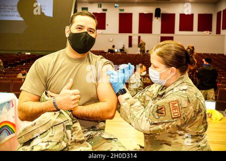 Base aérienne de Shaw, SC (janv28, 2021) soldats affectés au Centre de l'Armée des États-Unis (USARCENT), recevant le vaccin contre le coronavirus (COVID-19) des membres du 20e Groupe médical de la United States Air Force au théâtre de la base aérienne de Shaw le 28 janvier.Le vaccin est en phase de distribution 1b pour inclure les capacités nationales essentielles, le personnel qui déploie des sites à l'étranger et d'autres personnels de soutien essentiels et critiques.Le ministère de la Défense mène une stratégie progressive, normalisée et coordonnée pour distribuer et administrer les vaccins COVID-19 afin de protéger nos gens, maintenir readi Banque D'Images