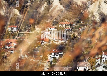 Melnik - la plus petite ville de Bulgarie, embrasée par le typique pour la zone des rochers.Magnifique paysage de la petite ville d'un point de vue élevé. Banque D'Images