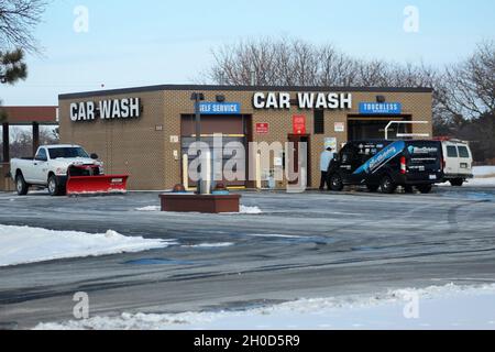 Un entrepreneur répare le lavage automatique de voiture le 28 janvier 2021 à fort McCoy, Wisconsin. Le lavage de voiture est utilisé régulièrement par la communauté de fort McCoy.L'installation est entretenue par la Direction de la famille et du moral, du bien-être social et des loisirs de fort McCoy. Banque D'Images