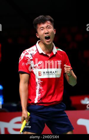 Aarhus, Danemark.12 octobre 2021.Lu Guangzu, de Chine, célèbre dans le match des hommes célibataires contre Joran Kweekel, des pays-Bas, lors d'un match de groupe C entre la Chine et les pays-Bas au tournoi de badminton de la coupe Thomas à Aarhus, Danemark, le 12 octobre 2021.Credit: Zhang Cheng/Xinhua/Alay Live News Banque D'Images