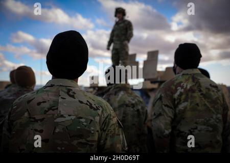 Un Béret vert affecté au 3e Groupe des forces spéciales du 1er Bataillon (Airborne) prépare les soldats du 3e GFS(A) pour un exercice d'entraînement au camp de base Dona Ana, Nouveau-Mexique le 28 janvier 2021.L'exercice d'entraînement a porté sur l'amélioration d'une grande variété de compétences pour les bérets verts et les soldats participants, comme l'entraînement aux armes, et l'entraînement médical pour les préparer aux opérations futures. Banque D'Images