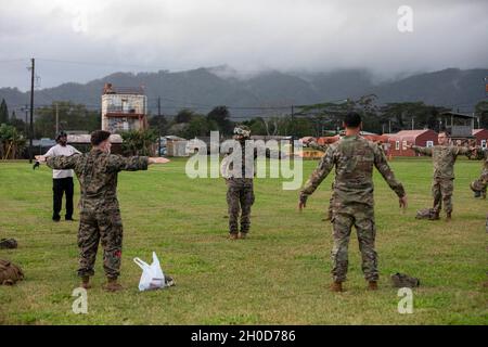 Les soldats de la 25e Division d'infanterie et les Marines du bataillon de logistique de combat 3 pratiquent les signaux de main et d'arme avant la partie pratique de l'entraînement de chargement de harnais dans la zone X de la caserne Schofield, à Hawaï, le 29 janvier 2020.L'entraînement a été organisé par la 25e Brigade de soutien de la Division, la 25e Division d'infanterie et a certifié les Marines et les soldats pour les opérations de chargement de Sling. Banque D'Images