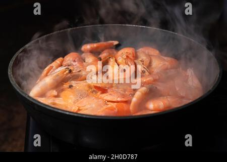 Gros plan des crevettes dans la poêle.Gros plan des crevettes cuites.Arrière-plan macro-alimentaire.Fruits de mer.Ralenti Banque D'Images