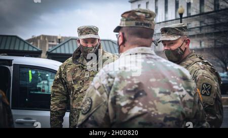 Brig. De l'armée américaineLe général Nick Dudich, vice-directeur des opérations, Bureau de la Garde nationale, discute de la logistique avec le colonel Chris McKinney, au centre, à la Garde nationale du Michigan, commandant adjoint, Task Force Capitol Response, et le lieutenant colonel Mark Correa, à la Garde nationale de Californie, commandant de la Maison de la Force opérationnelle, à Capitol Hill, Washington, D.C., le 29 janvier,2021. La Garde nationale a été priée de continuer à appuyer les organismes fédéraux d'application de la loi en offrant un soutien en matière de sécurité, de communications, d'évacuation médicale, de logistique et de sécurité aux organismes d'État, de district et fédéraux jusqu'à la mi-mars Banque D'Images