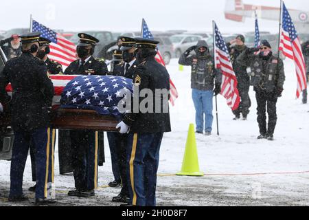 Un cercueil portant les restes de l'Adjudant-chef 4 Christian Koch est retiré d'un corbillard par des membres de la Garde nationale d'honneur de New York lors d'un service funéraire à Geneseo, New York, janvier 29.Koch était l'un des trois aviateurs de la garde nationale de l'armée de New York affectés à la Compagnie C, 1er Bataillon, 171er Bataillon de l'aviation de soutien général, tués lorsque leur hélicoptère UH-60 Black Hawk s'est écrasé pendant un vol d'entraînement le 20 janvier.(Garde nationale de l'armée Banque D'Images