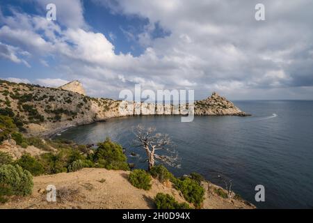 Panorama du cap Kapchik près de la côte de la mer Noire.La forme de la montagne rappelle l'animal endormi, le visage tourné à gauche, la roche sur le dessus est comme l'oreille, petit moi Banque D'Images