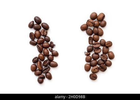 Deux tas de grain de café Robusta et Arabica.Vue imprenable sur le robusta aux grains de cofee rôtis ou sur le Cobea Canephora et l'Arabica Banque D'Images