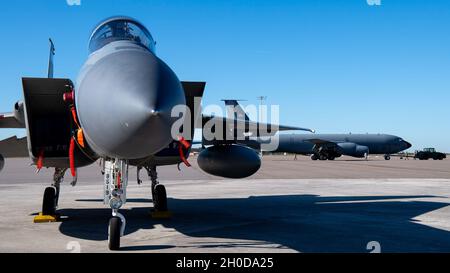 Un aigle F-15C affecté à la 125e Escadre Fighter, base de la Garde nationale aérienne de Jacksonville, en Floride, est affiché sur la ligne de vol à la base aérienne de MacDill, en Floride, le 29 janvier 2021.Le Commandement de la défense aérospatiale de l'Amérique du Nord (NORAD), en collaboration avec des organismes locaux, protégera le ciel du Super Bowl LV. Banque D'Images