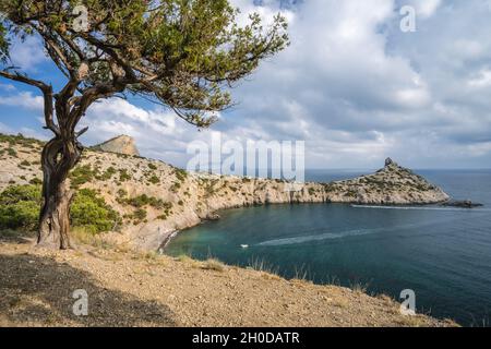 Novyi Svit, Crimée, Sudak.Cap nommé Kapchik, la mer est la mer Noire.Magnifique paysage avec vue sur les montagnes, la mer, la forêt. Banque D'Images