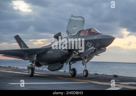 Un F-35B Lightning II maritime avec le Marine Medium Tiltrotor Squadron 262 (renforcé), 31e corps expéditionnaire maritime (MEU), prend son entête du navire d'assaut amphibie USS America (LHA 6) dans la mer des Philippines, le 30 janvier 2021.En intégrant le F-35B, qui dispose de capacités de décollage courtes et qui peut atterrir verticalement sur des navires, le corps des Marines renforce son partenariat avec la Marine.Le 31e MEU opère à bord de navires du groupe de grève expéditionnaire américain dans la zone d'opérations de la 7e flotte afin d'améliorer l'interopérabilité avec les alliés et les partenaires et de servir de force de réaction prête à l'emploi Banque D'Images