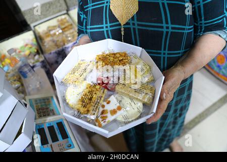 Gharbia, Égypte.11 octobre 2021.Un vendeur présente des bonbons et des bonbons spéciaux pour la célébration de l'anniversaire du prophète Mahomet dans un magasin de Tanta City, dans le gouvernorat de Gharbia, en Égypte, le 11 octobre 2021.Les bonbons et bonbons spéciaux ont été un élément majeur des célébrations égyptiennes de l'anniversaire du prophète Mahomet, qui tombe le 19 octobre de cette année.Credit: Ahmed Gomaa/Xinhua/Alamy Live News Banque D'Images