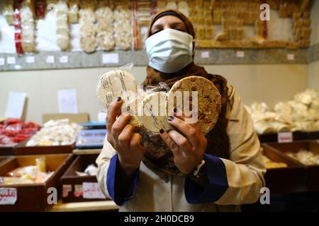 Gharbia, Égypte.11 octobre 2021.Un vendeur présente des bonbons et des bonbons spéciaux pour la célébration de l'anniversaire du prophète Mahomet dans un magasin de Tanta City, dans le gouvernorat de Gharbia, en Égypte, le 11 octobre 2021.Les bonbons et bonbons spéciaux ont été un élément majeur des célébrations égyptiennes de l'anniversaire du prophète Mahomet, qui tombe le 19 octobre de cette année.Credit: Ahmed Gomaa/Xinhua/Alamy Live News Banque D'Images