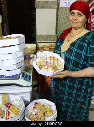 Gharbia, Égypte.11 octobre 2021.Un vendeur présente des bonbons et des bonbons spéciaux pour la célébration de l'anniversaire du prophète Mahomet dans un magasin de Tanta City, dans le gouvernorat de Gharbia, en Égypte, le 11 octobre 2021.Les bonbons et bonbons spéciaux ont été un élément majeur des célébrations égyptiennes de l'anniversaire du prophète Mahomet, qui tombe le 19 octobre de cette année.Credit: Ahmed Gomaa/Xinhua/Alamy Live News Banque D'Images