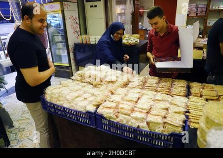 Gharbia, Égypte.11 octobre 2021.Les gens achètent des bonbons et des bonbons spéciaux pour la célébration d'anniversaire du prophète Mahomet dans un magasin de Tanta City, dans le gouvernorat de Gharbia, en Égypte, le 11 octobre 2021.Les bonbons et bonbons spéciaux ont été un élément majeur des célébrations égyptiennes de l'anniversaire du prophète Mahomet, qui tombe le 19 octobre de cette année.Credit: Ahmed Gomaa/Xinhua/Alamy Live News Banque D'Images