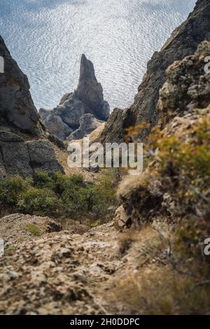 Partie mystérieuse de la majestueuse chaîne de montagnes volcaniques de Karadag en Crimée orientale, sur une rive de la mer Noire Banque D'Images