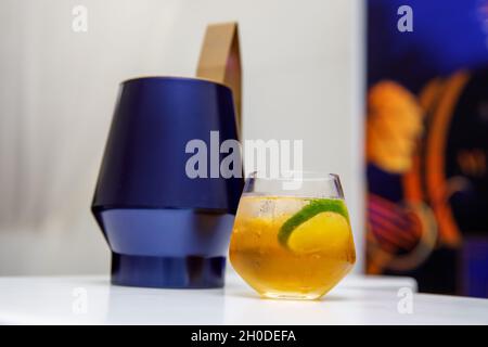 Un cocktail de gin et de soda tonique garni de la tranche de citron. Banque D'Images