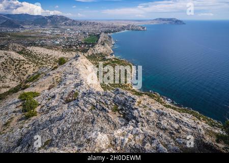 Vue panoramique vers la vallée de Kapsel et le cap Meganom, Alchak, près de la ville de la station Sudak en Crimée Banque D'Images