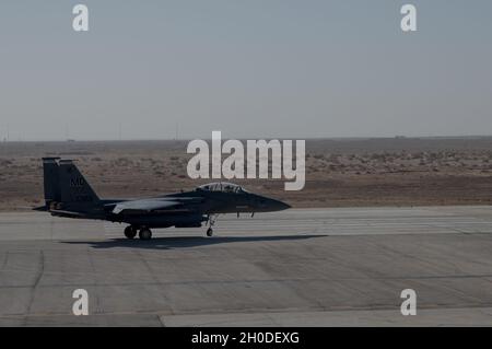 Un F-15E de la US Air Force frappe les taxis Eagle le long de la piste avant une mission au-dessus de la zone de responsabilité du Commandement central des États-Unis le 1er février 2021.Le F-15E Strike Eagle est un chasseur à double rôle conçu pour effectuer des missions air-air et air-sol. Banque D'Images