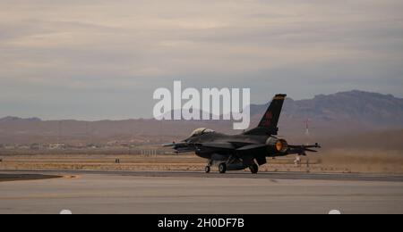 Un F-16 de la Force aérienne des États-Unis, affecté au 64ème Escadron d'agresseurs, prend son envol le 1er février 2021, pendant le drapeau rouge 21-1 à la base aérienne de Nellis, Nevada.L'événement comprend une gamme d'avions en plus de l'A-10C Thunderbolt II, y compris le F-22 Raptor, F-35 Lightning II, F-16 Fighting Falcon, EA-18G Growler, F-15E Strike Eagle,B-1B lancer et l'Esprit B-2. Banque D'Images