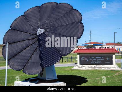 Des membres du 502e Escadron de génie civil et de CPS Energy ont fait la démonstration du nouveau dispositif d'énergie solaire SmartFlower à la base commune de San Antonio-fort Sam Houston le 1er février.L'appareil solaire tout-en-un est doté de panneaux solaires en forme de pétales qui suivent le soleil sur un axe double.L'énergie recueillie aidera à alimenter le chapiteau électronique au point de contrôle d'entrée de la rue Walters, à JBSA-fort Sam Houston, qui est montré en arrière-plan. Banque D'Images