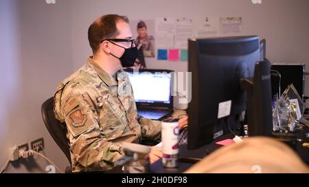 Apprendre à connaître les membres militaires d'Aviano, cette vidéo met en évidence TSgt Tory Cusimano qui travaille aux Affaires publiques.Apprendre à connaître ses antécédents et sa mission. Banque D'Images