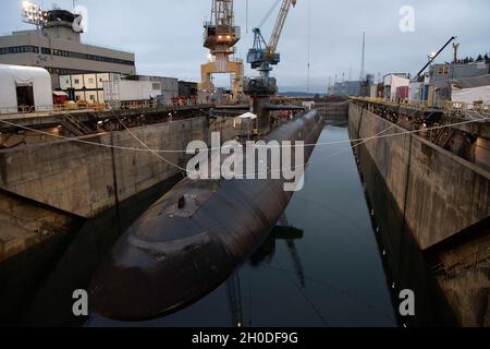 SILVERDALE, Washington (fév18, 2021) - Trident Reit Facility Bangor (TRFB) prépare le sous-marin de missile balistique de classe Ohio USS Nevada (SSBN 733) pour le désancrage après avoir terminé une période de refait prolongée (ERP) au Delta Pier de TRFB.Le désarrimage a eu lieu à temps et selon le calendrier de disponibilité initial du Chef des opérations navales (CNO), TRFB ayant achevé 1,398 emplois, soit un total de 57,381 jours-homme à ce jour.TRFB a été établi dans le Nord-Ouest du Pacifique le 1er juillet 1981, en tant qu'installation d'entretien primaire de la flotte de missiles balistiques de la côte Ouest (SSBN).La mission principale de TRFB est de soutenir t Banque D'Images