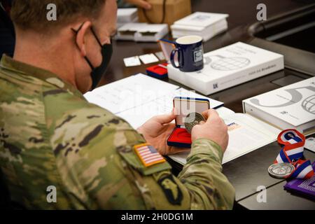 CAMP HUMPHREYS, République de Corée - le colonel Michael F. Tremblay, commandant de la garnison de l'armée des États-Unis Humphreys, est doué d'une pièce de monnaie présentant un portrait du président Dwight Eisenhower par le Dr Kim, Jin Soo, président national du peuple pour la Corée internationale,Lors d'une réunion célébrant l'amitié et la coopération entre le PTPI et Humphreys, le 2 février.Le PTPI a été formé à l'origine par Eisenhower a formé le PTPI en 1956 pour promouvoir la paix par la compréhension, et a évolué en un groupe international.Humphreys et le PTPI coordonnent ensemble pour promouvoir l'amitié, Banque D'Images