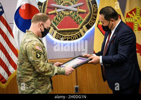 CAMP HUMPHREYS, République de Corée - le colonel Michael F. Tremblay, commandant de la garnison de l'armée des États-Unis Humphreys, reçoit une plaque d'appréciation du Dr Kim, Jin Soo, président national du peuple de la Corée internationale, le 2 février, célébrant l'amitié entre les États-Unis et la République de Corée.Le PTPI favorise l'amitié et la compréhension par le travail humanitaire, l'échange culturel et l'éducation mondiale, offrant des possibilités uniques de renforcer les relations dans la région de Humphreys. Banque D'Images