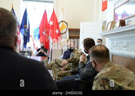 Le major-général William Graham, commandant adjoint du corps des ingénieurs de l'armée américaine, visite les écluses de Soo le 2 février 2021 à Sault SteMarie, Michigan.Le premier jour de la visite a consisté en des séances d'information et un aperçu du site du verrou PoE dénoyé. Banque D'Images