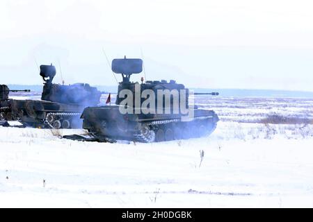 Gepards de l'armée roumaine, détachement de défense aérienne 'Transylvanian Cheetah', 8e rotation, feu sur des cibles lors d'un tir en direct de combat conjoint du système de défense aérienne Gepard le 2 février 2021 à la zone d'entraînement de Bemowo Piskie, Pologne. Banque D'Images