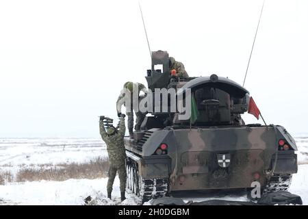 L'équipage Transylvanien Gepard de l'armée roumaine charge dans son véhicule lors d'un exercice de tir en direct du groupe de combat Pologne de présence avancée le 2 février 2021, dans la zone d'entraînement de Bemowo Piskie, en Pologne. Banque D'Images