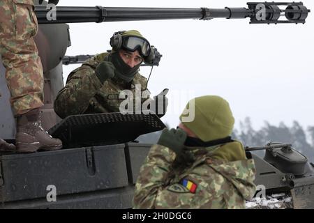 Le pilote d'une armée roumaine Transylvanian Gepard donne un signal de 'pouce vers le haut' après une présence avancée renforcée du groupe de combat Pologne exercice de feu en direct 2 février 2021, à la zone d'entraînement de Bemowo Piskie, Pologne. Banque D'Images