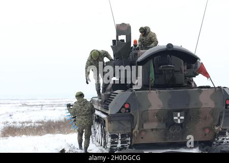L'équipage Transylvanien Gepard de l'armée roumaine charge dans son véhicule lors d'un exercice de tir en direct du groupe de combat Pologne de présence avancée le 2 février 2021, dans la zone d'entraînement de Bemowo Piskie, en Pologne. Banque D'Images