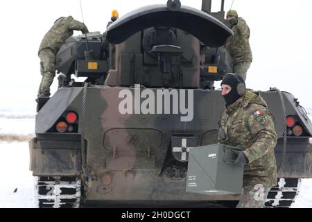 Armée roumaine l'équipage Transylvanian Gepard se prépare à une présence avancée renforcée du groupement tactique Pologne exercice de feu direct conjoint le 2 février 2021, dans la zone d'entraînement de Bemowo Piskie, en Pologne. Banque D'Images