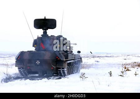 Le tubage tombe d'une armée roumaine Transylvanian Gepard après qu'il a décharge son tour lors d'une présence avancée renforcée du groupe de combat Pologne exercice de feu en direct 2 février 2021, dans la zone d'entraînement de Bemowo Piskie, Pologne. Banque D'Images
