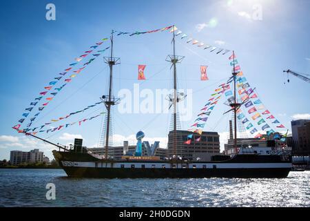 Le bateau pirate Jose Gasparilla, ancré dans le centre-ville de Tampa, à côté du centre des congrès de Tampa, présente une réplique du trophée Lombardi en avance du Super Bowl LV, le 2 février 2021.U.S. Customs and Border protection Air assure la sécurité dans les voies navigables à Tampa, Floride, avant le Super Bowl LV.CBP Banque D'Images