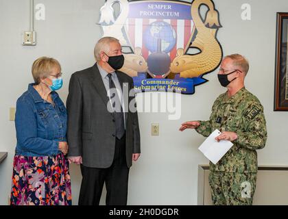 Robert Tayman, spécialiste de la gestion de la logistique des munitions au sein des Forces sous-marines de l'Atlantique (SUBLANT), et sa femme Anne, écoutent à titre de vice-SMA.Daryl Caudle, commandant des Forces sous-marines, parle lors d'une cérémonie de remise des prix du civil de l'année, le 2 février 2021.Tayman a reçu le prix civil de l'année pour l'exécution supérieure de ses fonctions tout au long de 2020. Banque D'Images