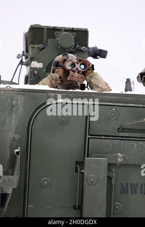 Soldat américain du 1er Escadron, 2e Régiment de cavalerie, place des cibles lors d'un tir de combat conjoint en direct du système de défense aérienne Gepard le 2 février 2021 dans la zone d'entraînement de Bemowo Piskie, Pologne. Banque D'Images