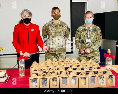 LE COMMANDANT adjoint de BACH pour les soins infirmiers, le colonel Amanda Forristal, au centre, a souhaité la bienvenue à l'officier retraité du corps d'infirmières de l'Armée, le colonel Debbie Winters, et à l'officier JUNIOR DE BACH du corps d'infirmières de l'Armée, l'officier 1lt Kathryn Fullman, pour la coupe de gâteau habituelle lors de l'anniversaire du corps d'infirmières de l'Plus de 6,500 hommes et femmes servent dans le corps d'infirmières de l'Armée de terre.Ces soldats dévoués fournissent des soins de santé de haute technologie et de qualité au personnel militaire, aux retraités militaires et aux membres de leur famille. Banque D'Images