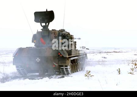 Le tubage tombe d'une armée roumaine Transylvanian Gepard après qu'il a décharge son tour lors d'une présence avancée renforcée du groupe de combat Pologne exercice de feu en direct 2 février 2021, dans la zone d'entraînement de Bemowo Piskie, Pologne. Banque D'Images