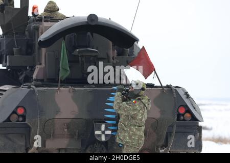 Le soldat de l'armée roumaine transporte des tours à un gepard avant un tir de combat conjoint du système de défense aérienne de Gepard le 2 février 2021 dans la zone d'entraînement de Bemowo Piskie, en Pologne. Banque D'Images