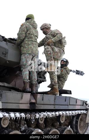 Présence avancée renforcée le commandant du groupement tactique-Pologne le lieutenant-colonel Jason Adler monte à bord d'une armée roumaine Transylvanian Gepard après un incendie en direct conjoint le 2 février 2021 dans la zone d'entraînement de Bemowo Piskie, en Pologne. Banque D'Images