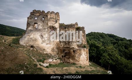 Vue aérienne du château de Cicva dans le village de Sedliska en Slovaquie Banque D'Images