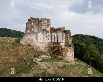 Vue aérienne du château de Cicva dans le village de Sedliska en Slovaquie Banque D'Images