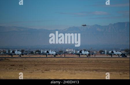 Un pilote de taxi F-16 Faucon battant devant un Avion Thunderbolt II A-10C affecté à la 122e aile de chasseurs, Garde nationale aérienne de l'Indiana, pendant le Red Flag 21-1 à la base aérienne de Nellis, Nevada, le 2 février 2021.L'événement comprend une gamme d'avions en plus de l'A-10C Thunderbolt II, y compris le F-22 Raptor, F-35 Lightning II, F-16 Fighting Falcon, EA-18G Growler, F-15E Strike Eagle,B-1B lancer et l'Esprit B-2. Banque D'Images
