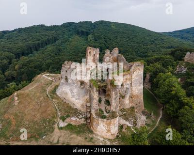 Vue aérienne du château de Cicva dans le village de Sedliska en Slovaquie Banque D'Images