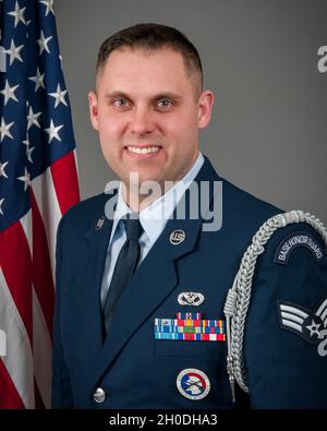 L'ancien Airman Matthew Brown, Electrical Systems Airman au 200e ESCADRON DE CHEVAUX ROUGES Det.1, Mansfield, Ohio, a récemment reçu le 179e membre de la garde d'honneur de la base de l'escadre de transport aérien de 2020.Brown s'affrontera contre le reste des membres de la garde d'honneur de la base de l'État pour le titre de membre de la garde d'honneur de la base de la Garde nationale de l'Ohio Air.(Ohio Banque D'Images