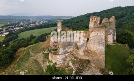 Vue aérienne du château de Cicva dans le village de Sedliska en Slovaquie Banque D'Images